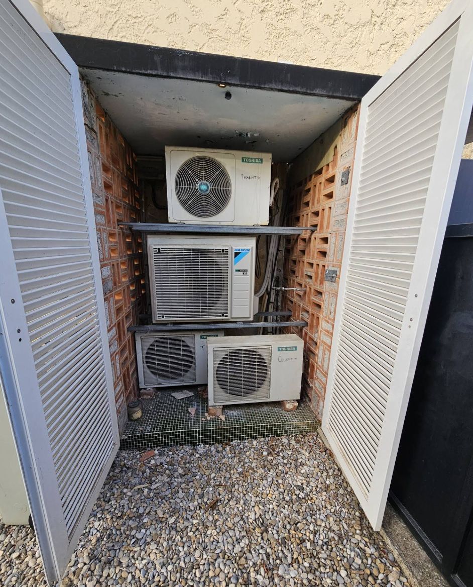 Plusieurs groupes extérieurs de climatisation installés dans un local technique