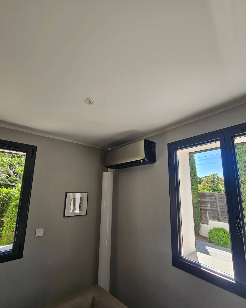 Climatisation réversible murale posée dans un salon