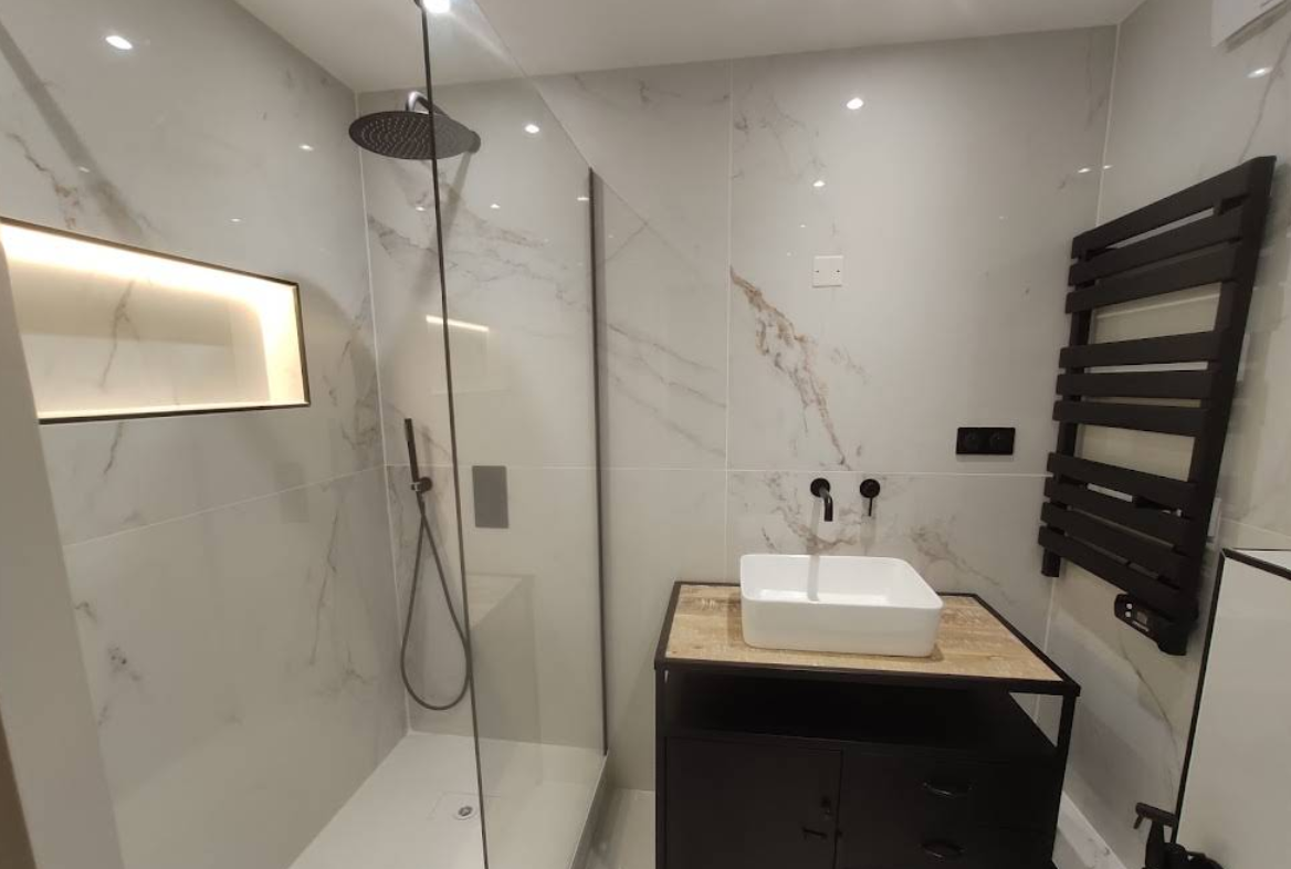 Salle de bain en marbre rénovée