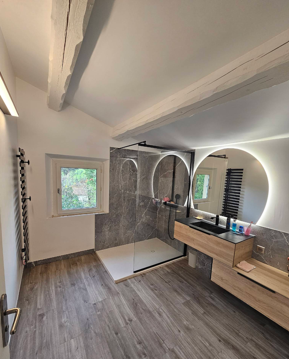 Salle de bain provençale avec douche à l'italienne