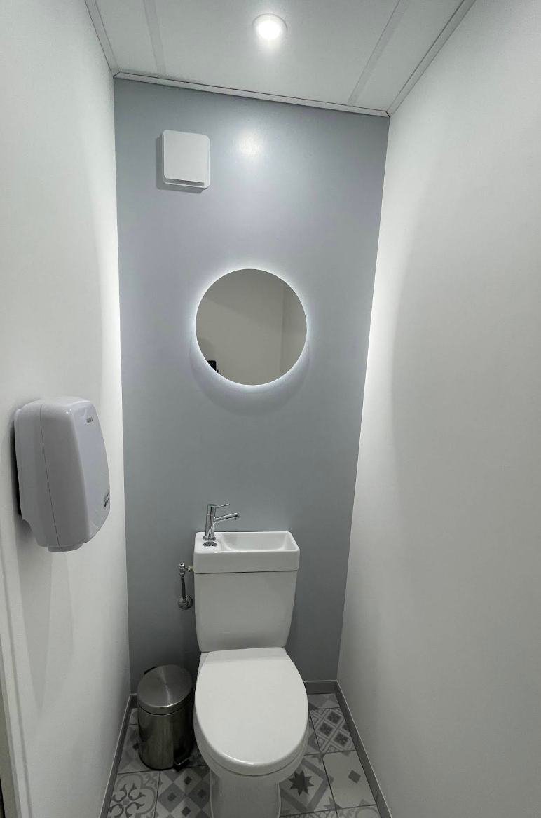 Sanitaire avec lave-mains rénové